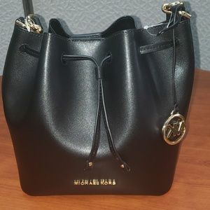 Pre-owned black l Mi hael Kors bucket  cross- body